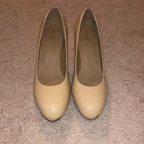 clarks nude pumps